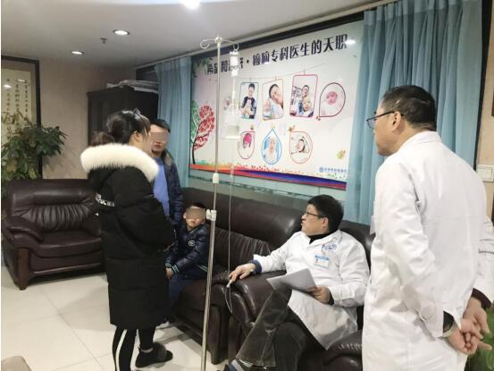 春节前复诊病人激增,詹伟华院长带病坚持会诊