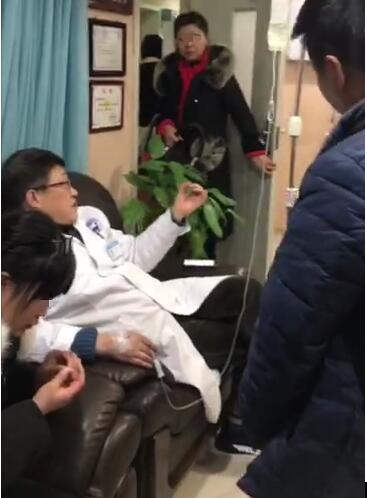 春节前复诊病人激增,詹伟华院长带病坚持会诊